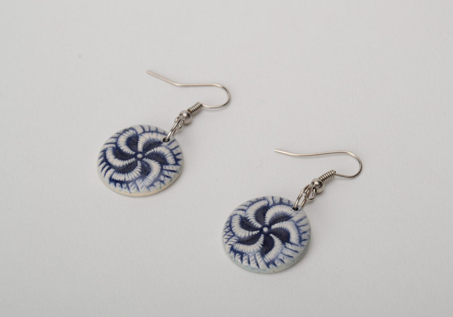 Interessante handgemachte Ohrringe aus weißem Ton mit Anhängern in Weiß und Blau für Damen foto 5