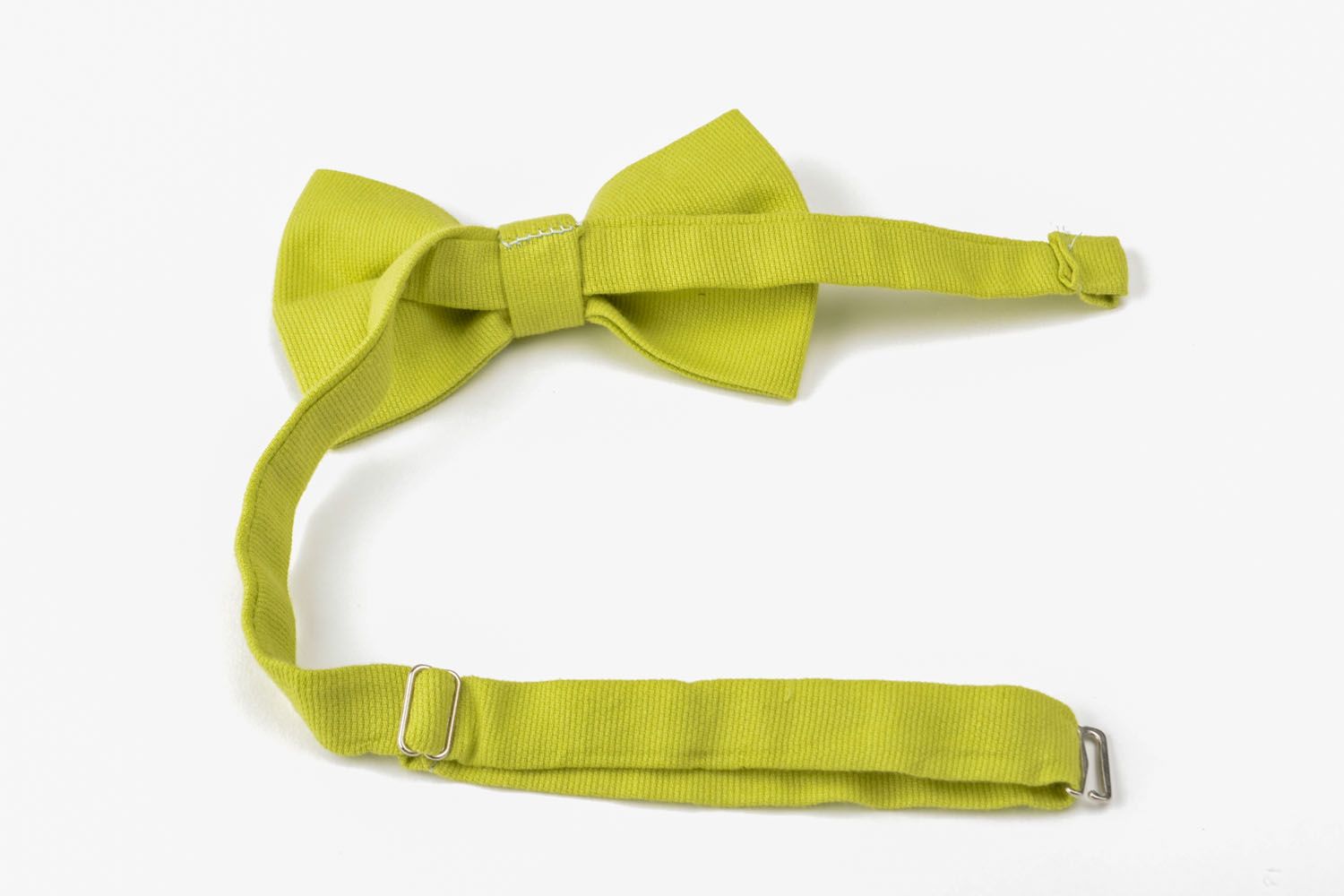 Corbata de lazo para traje de color oliva foto 5