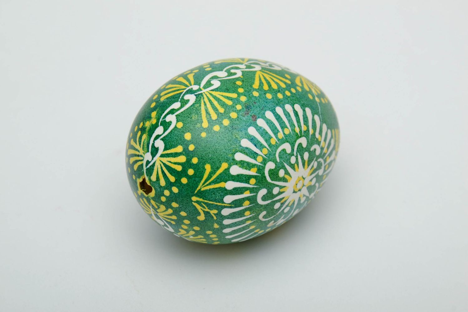 Декоративное яйцо ручной работы в зеленой цветовой гамме фото 4