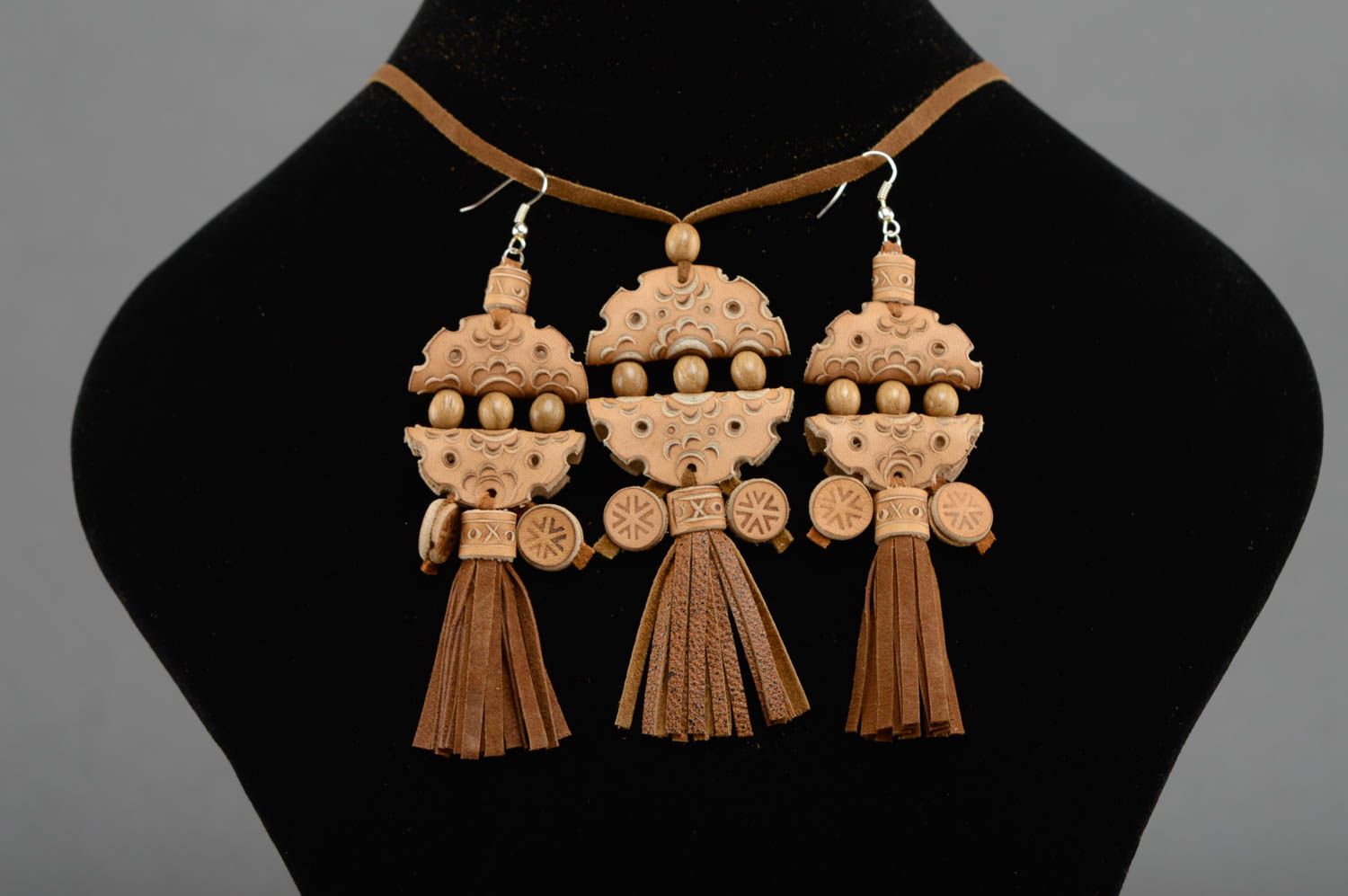 Boucles d'oreilles et pendentif artisanaux de vrai cuir faits main set de bijoux photo 1