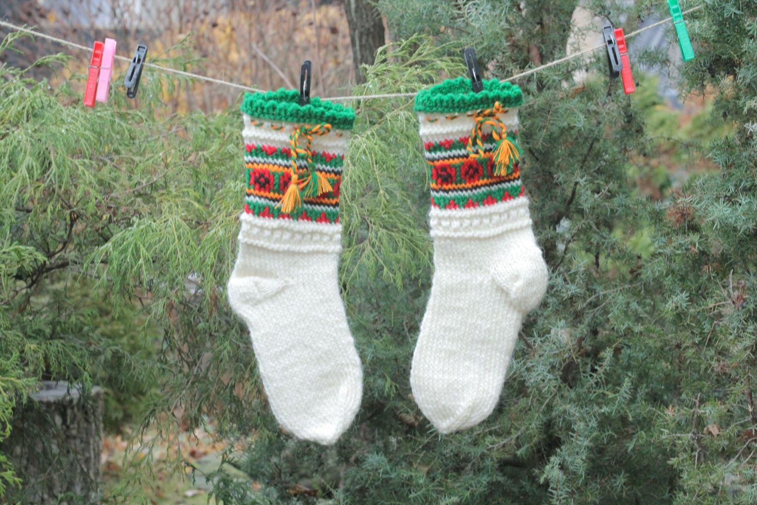 Belles chaussettes tricotées en laine naturelle photo 1