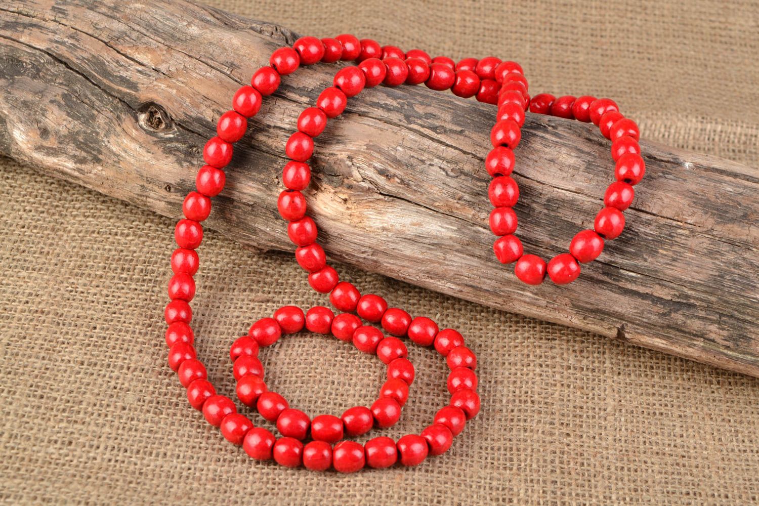 Ensemble de bijoux en bois faits main Collier long et bracelet rouges femme photo 1