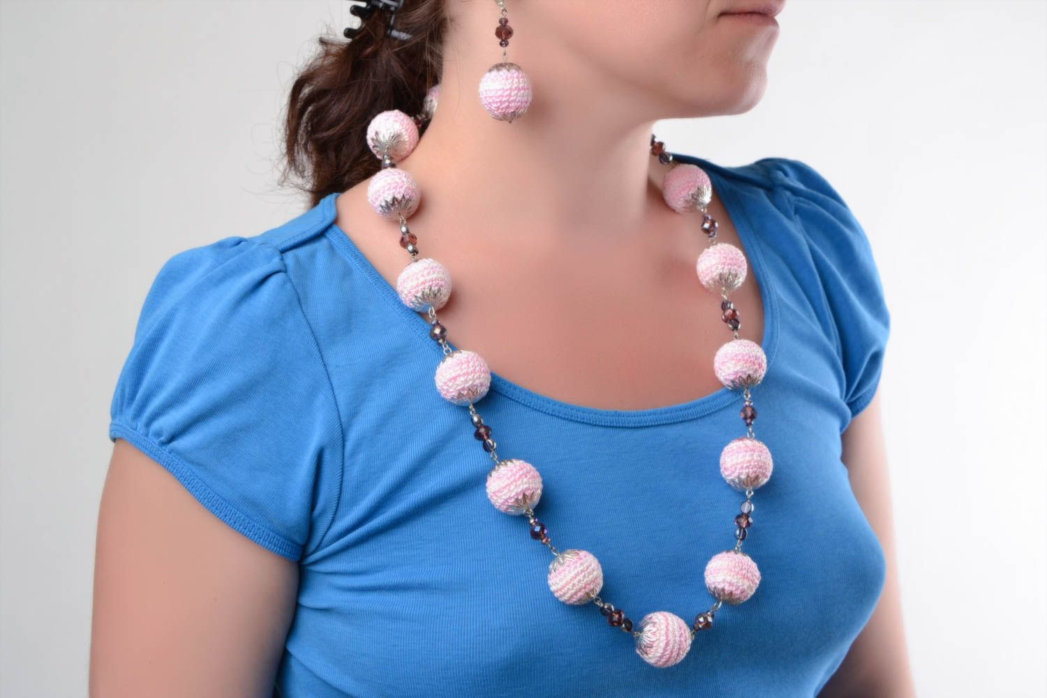 Set of handmade designer sling jewelry earrings and long necklace of pink color photo 2