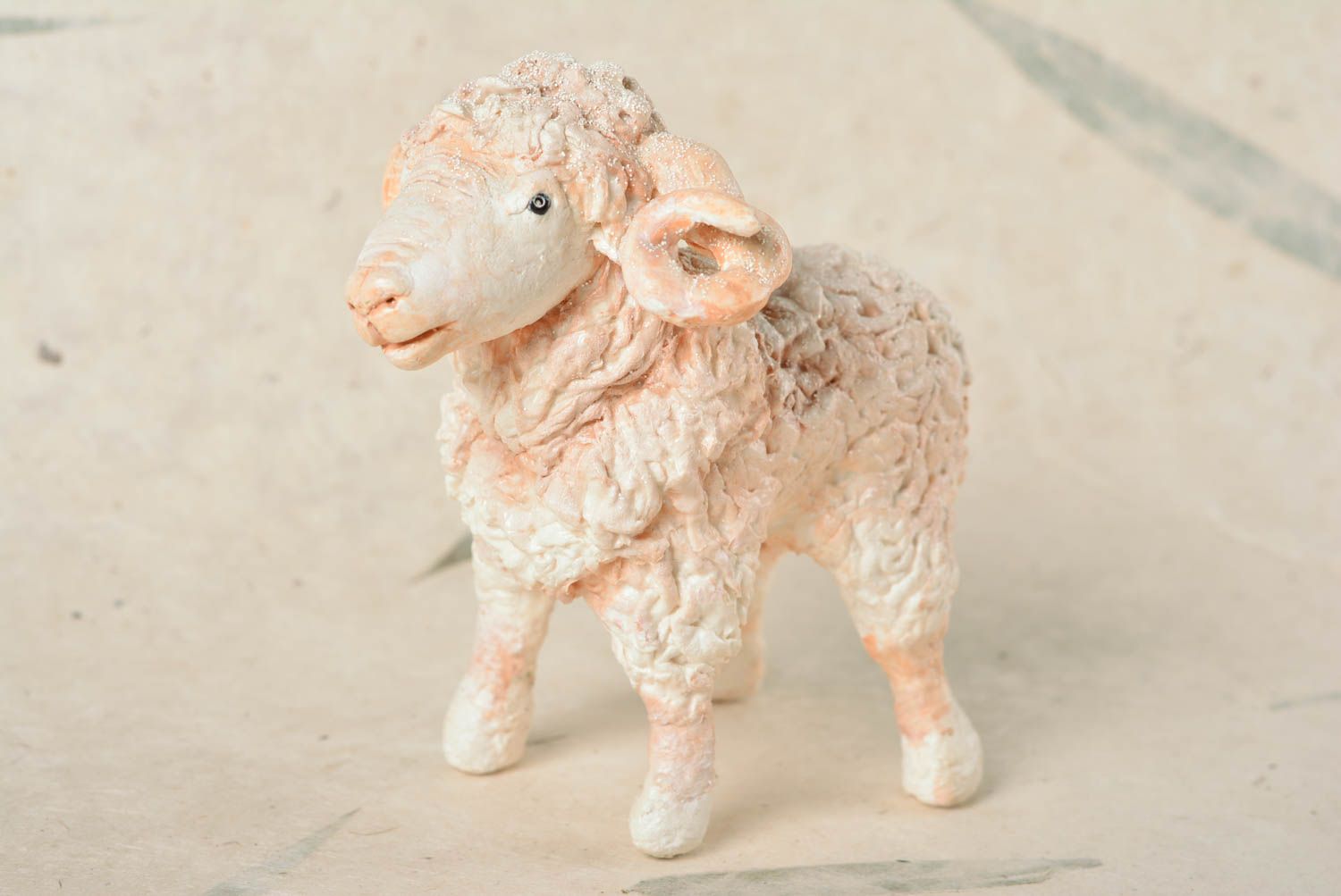 Juguete decorativo artesanal modelado de arcilla autosecante muñeco de oveja foto 1