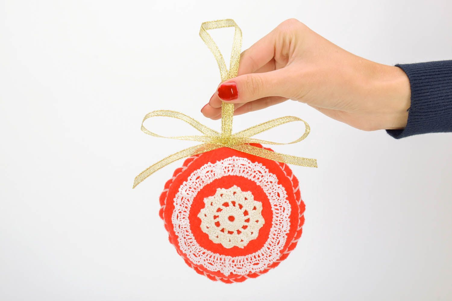 Brinquedo de Natal artesanal de cor vermelho e branco decorado com bordado à mão foto 5