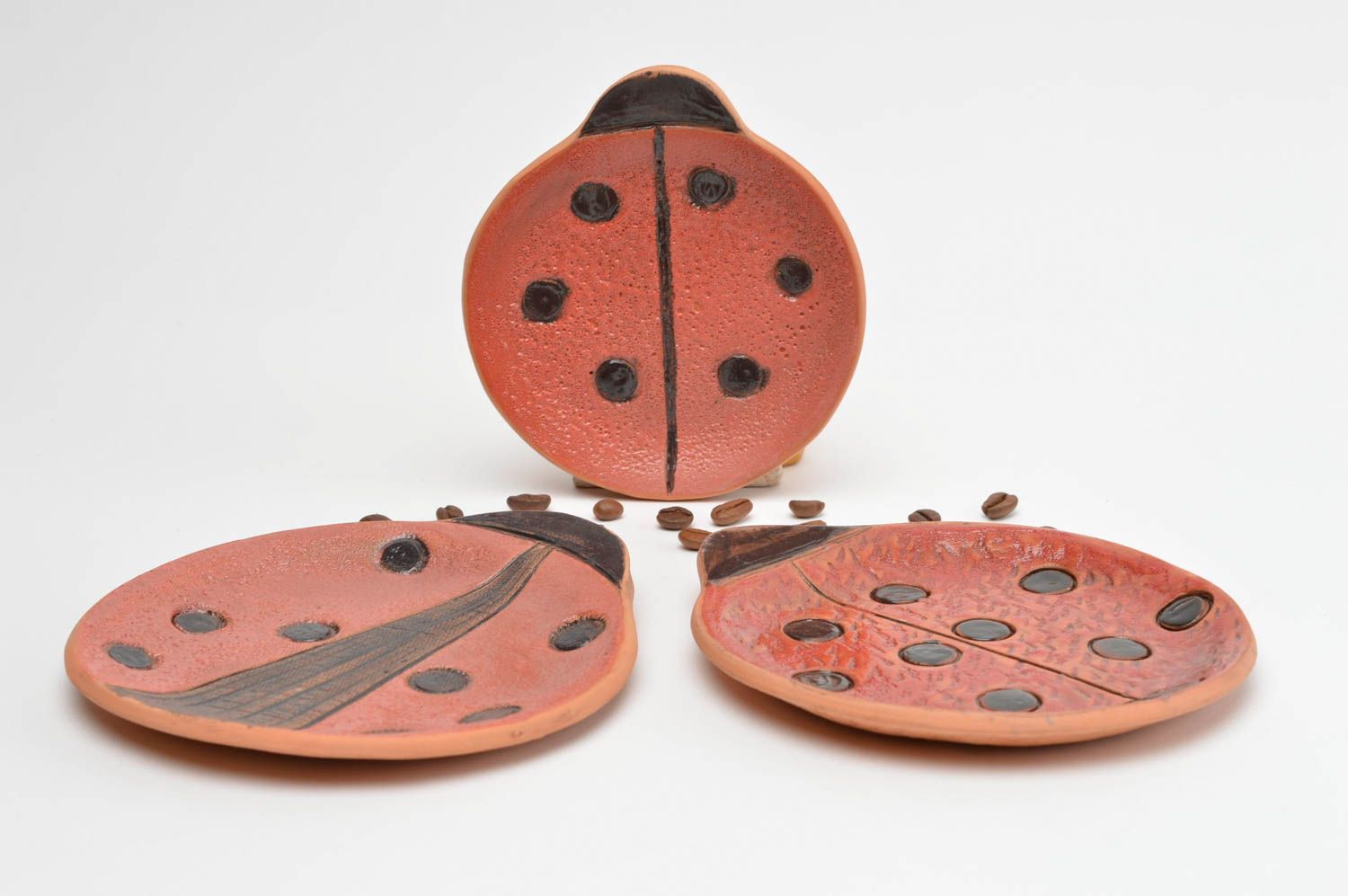 Schönes originelles rotes handgemachtes Teller Set aus Keramik mit Bemalung foto 1