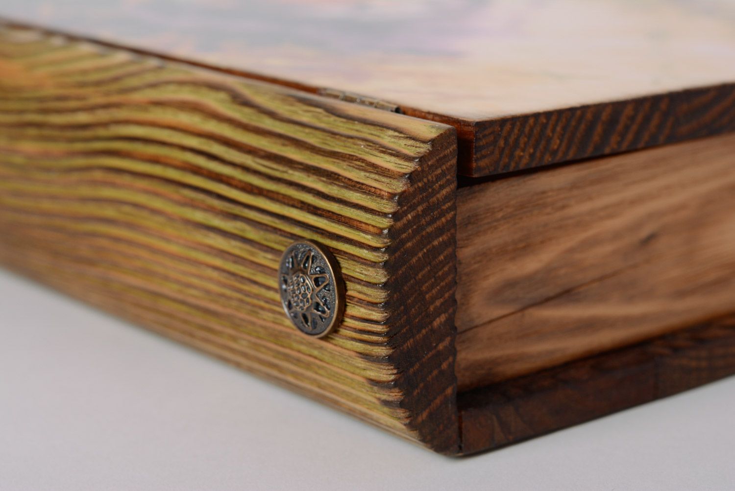 Caja de madera hecha a mano con forma de libro con estampado animal en técnica de decoupage foto 5