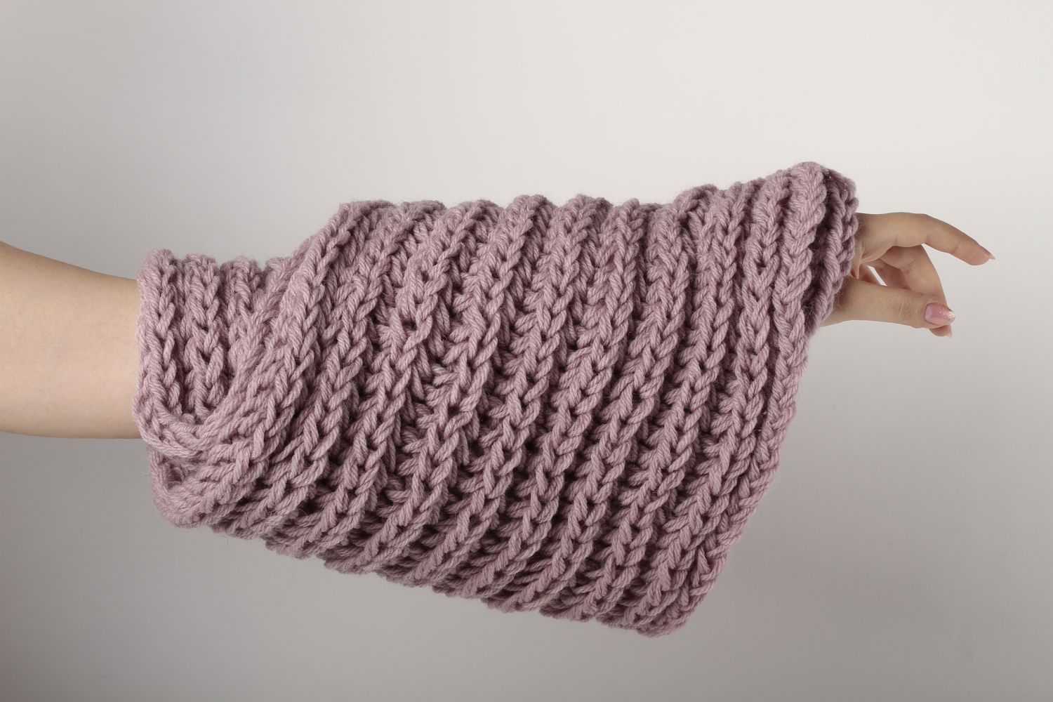 Écharpe large faite main Vêtement femme tricot laine couleur lilas Idée cadeau photo 1