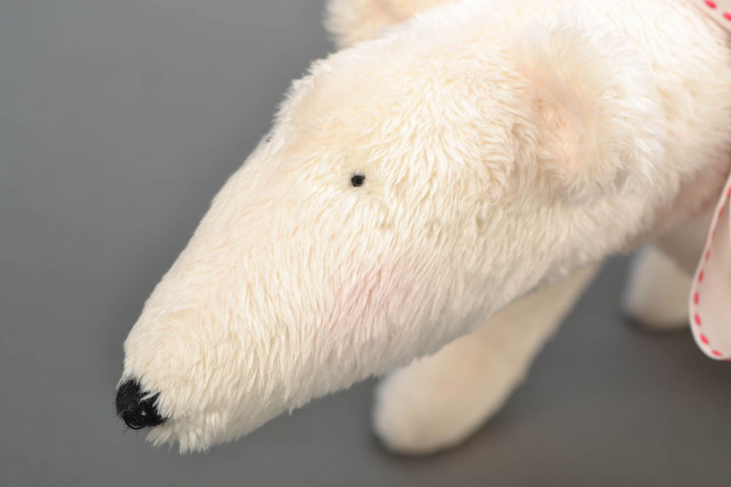 Авторская мягкая игрушка в виде белого медведя фото 3