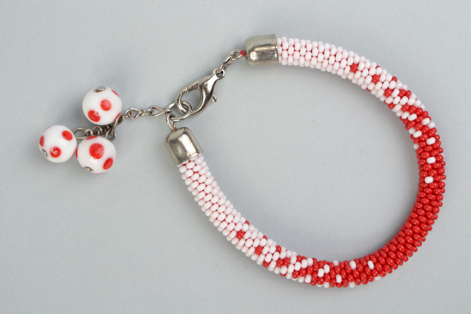 Bracelet crocheté en perles de rocaille rouge blanc avec pendeloques fait main photo 2