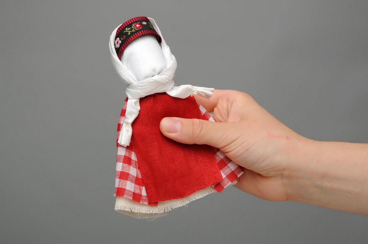 Handgemachte kuschelige Puppe Motanka aus Baumwolle foto 2