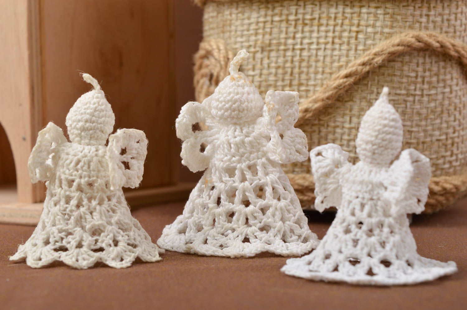 Игрушки ручной работы три подвески ангелы ажурные елочные игрушки белые фото 1