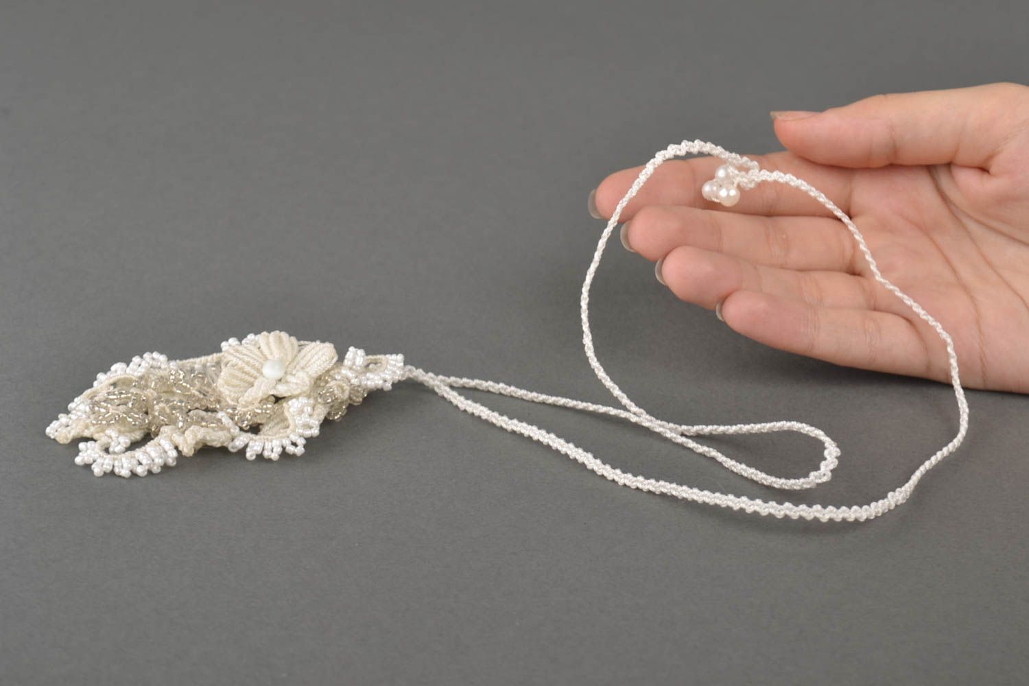 Pendentif blanc Bijoux fait main Accessoire femme en fils et perles de rocaille photo 5