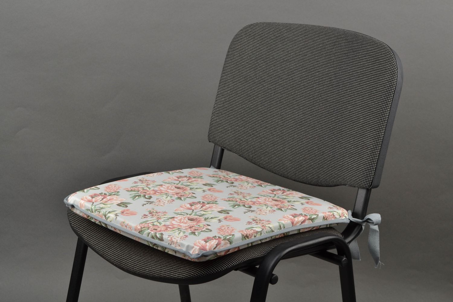 Cojín decorativo para silla con dibujo foral foto 2