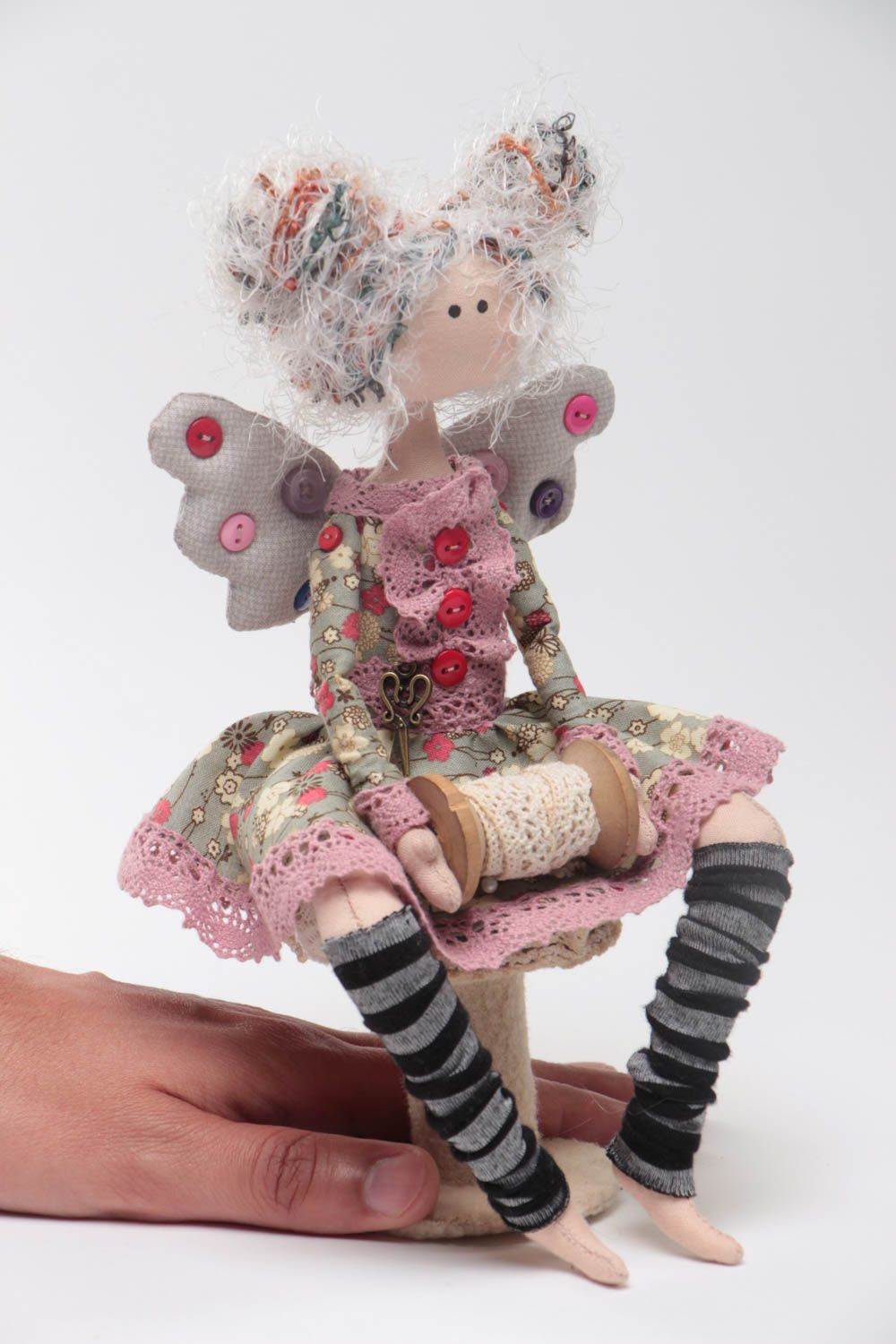 Muñeca de tela bonita artesanal chica con alitas en puf foto 5