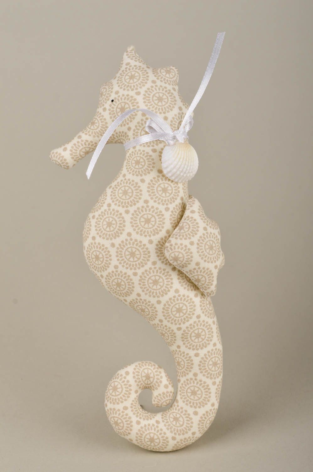 Мягкая игрушка хэнд мэйд декор для дома мягкая подвеска бежевый морской конек фото 1