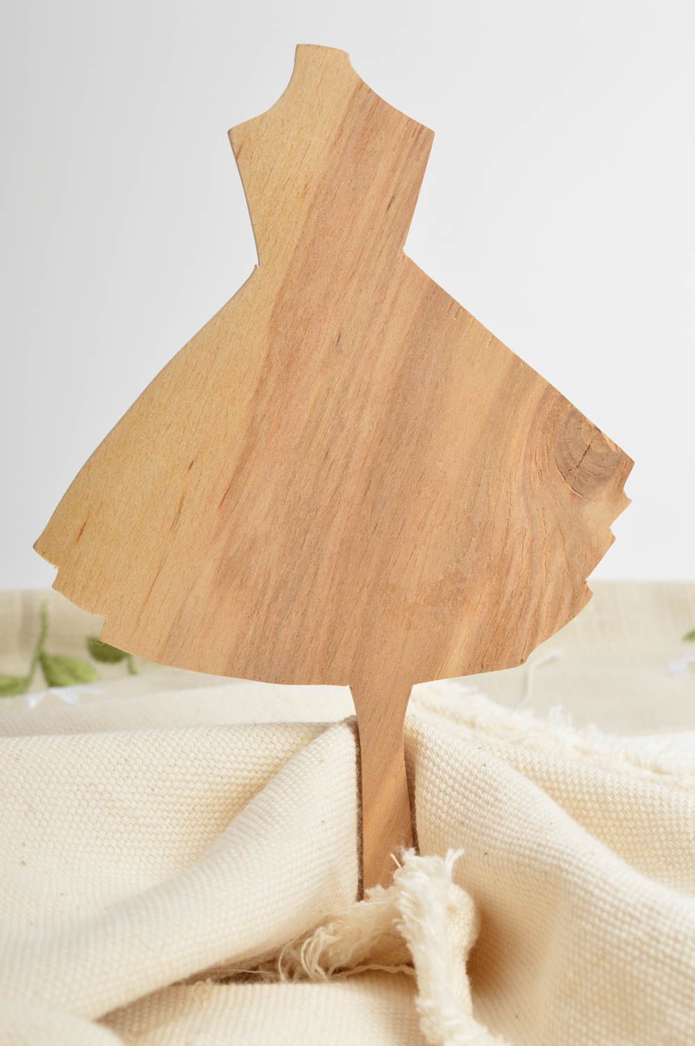 Holz Rohling zum Bemalen oder Decouapage handgeschnitzt originell Kleid  foto 1