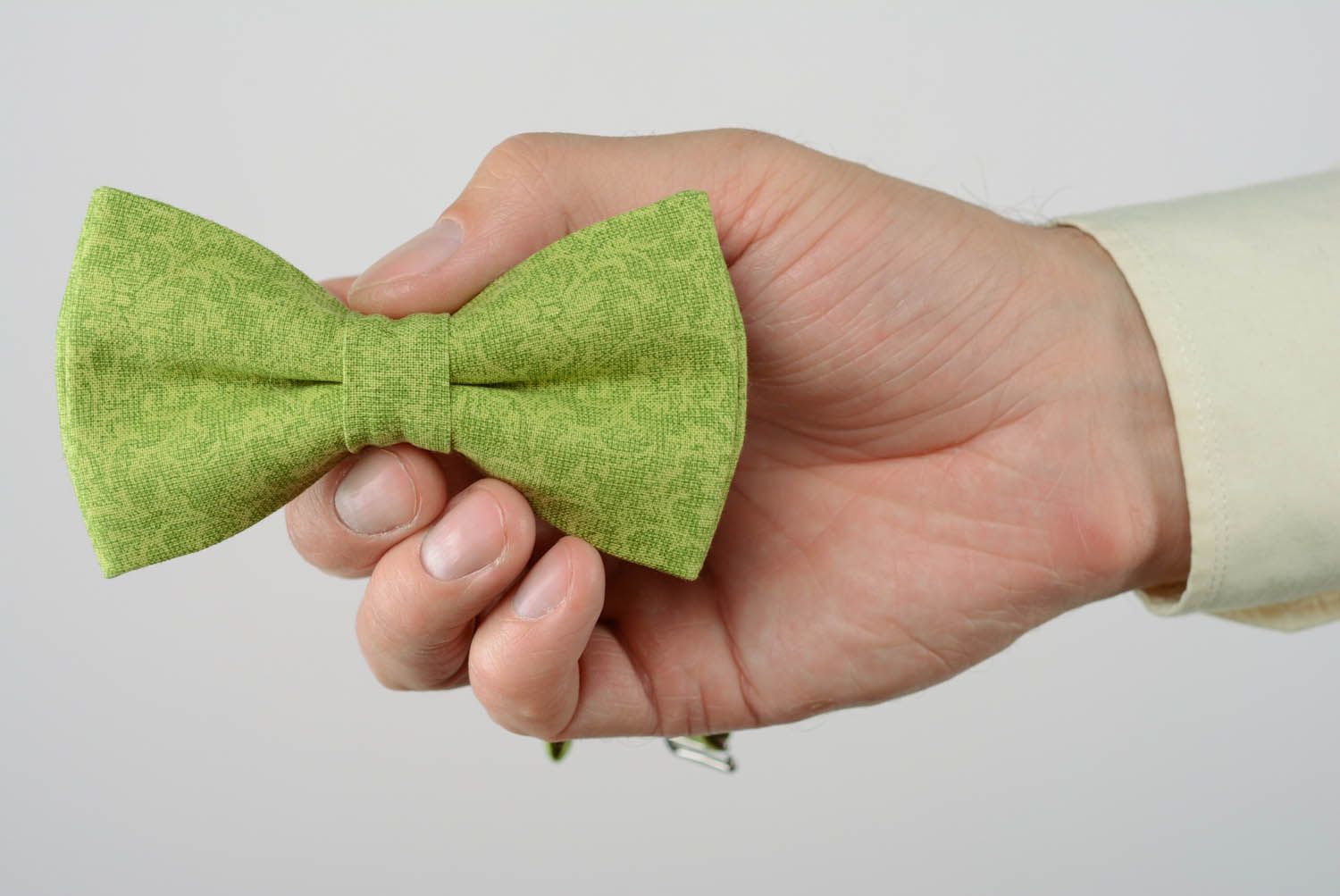 Gravata-borboleta feita à mão com padrão verde foto 5