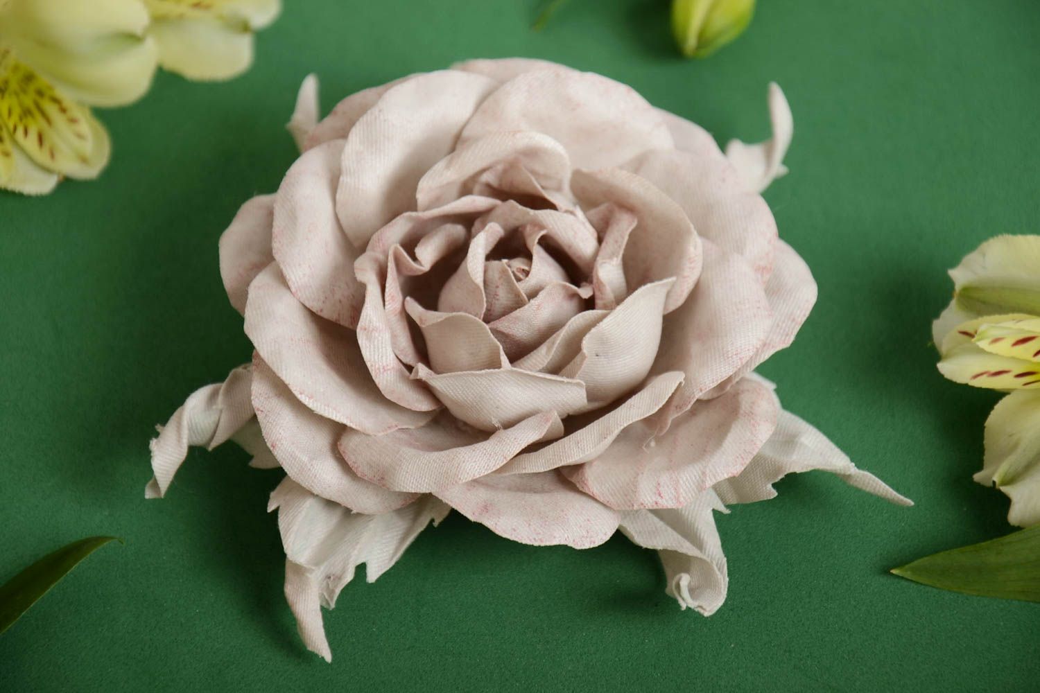 Брошь заколка из ткани бежевая красивая крупная стильная роза ручной работы фото 1