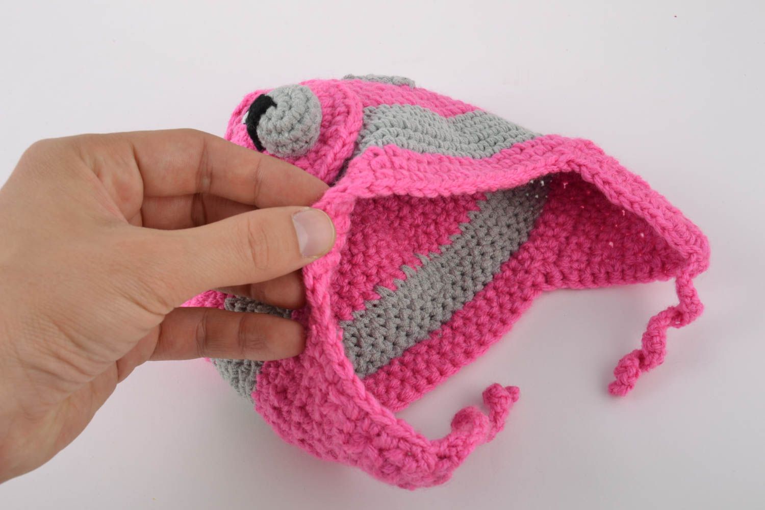 Bonnet tricoté à la main rose avec ourson muni de cordelettes pour fille photo 2