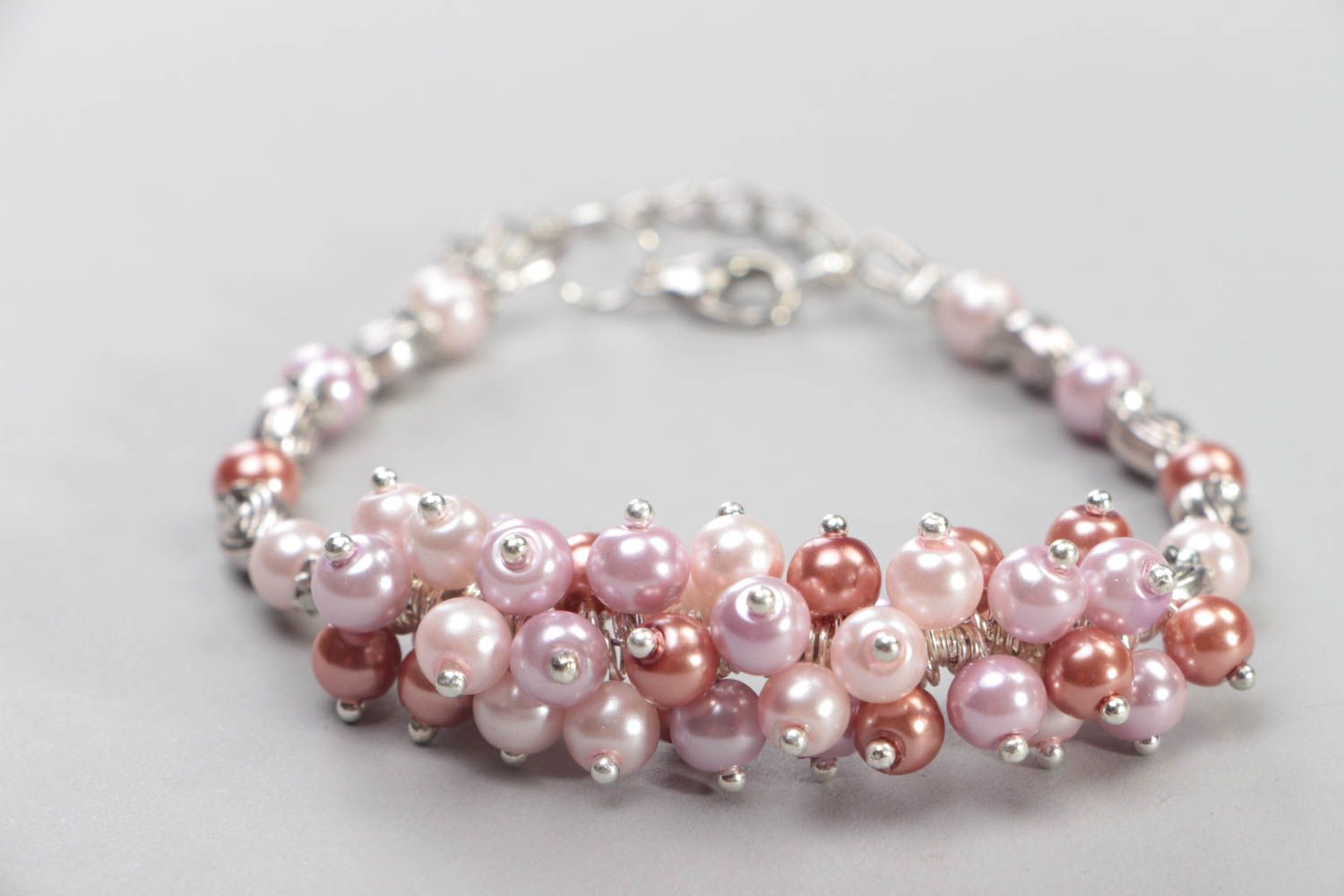 Bracelet en perles artificielles roses sur chaîne fermoir mousqueton fait main photo 1