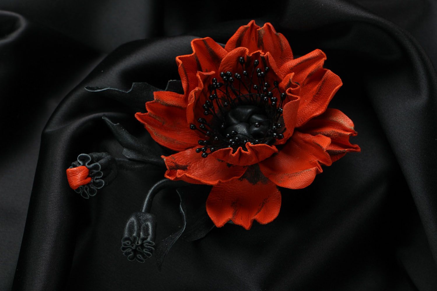Broche en cuir originale Pavot rouge et noir accessoire beau pratique fait main photo 1