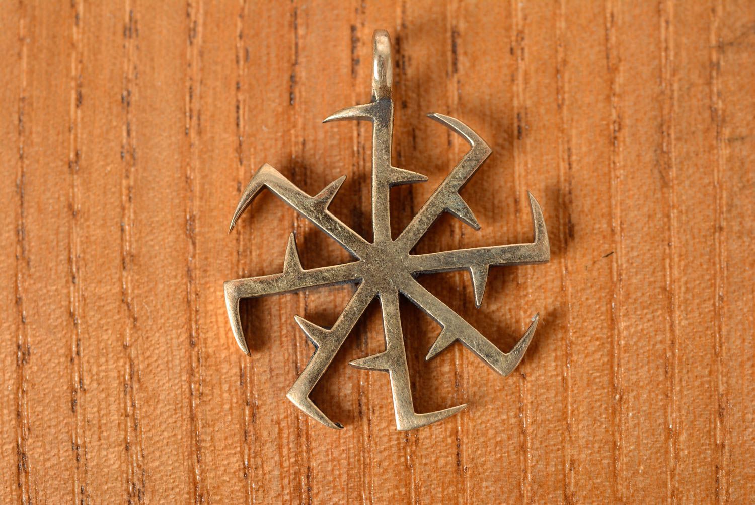 Pendentif ethnique rond fait main original en bronze bijou symbole slave photo 1