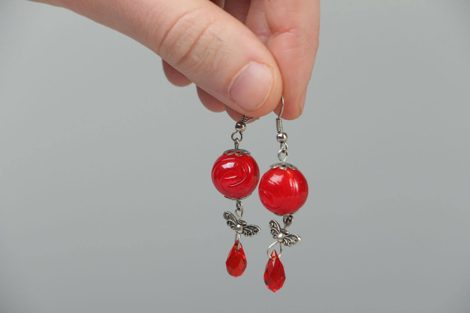Rote Ohrringe aus Glasperlen  foto 3