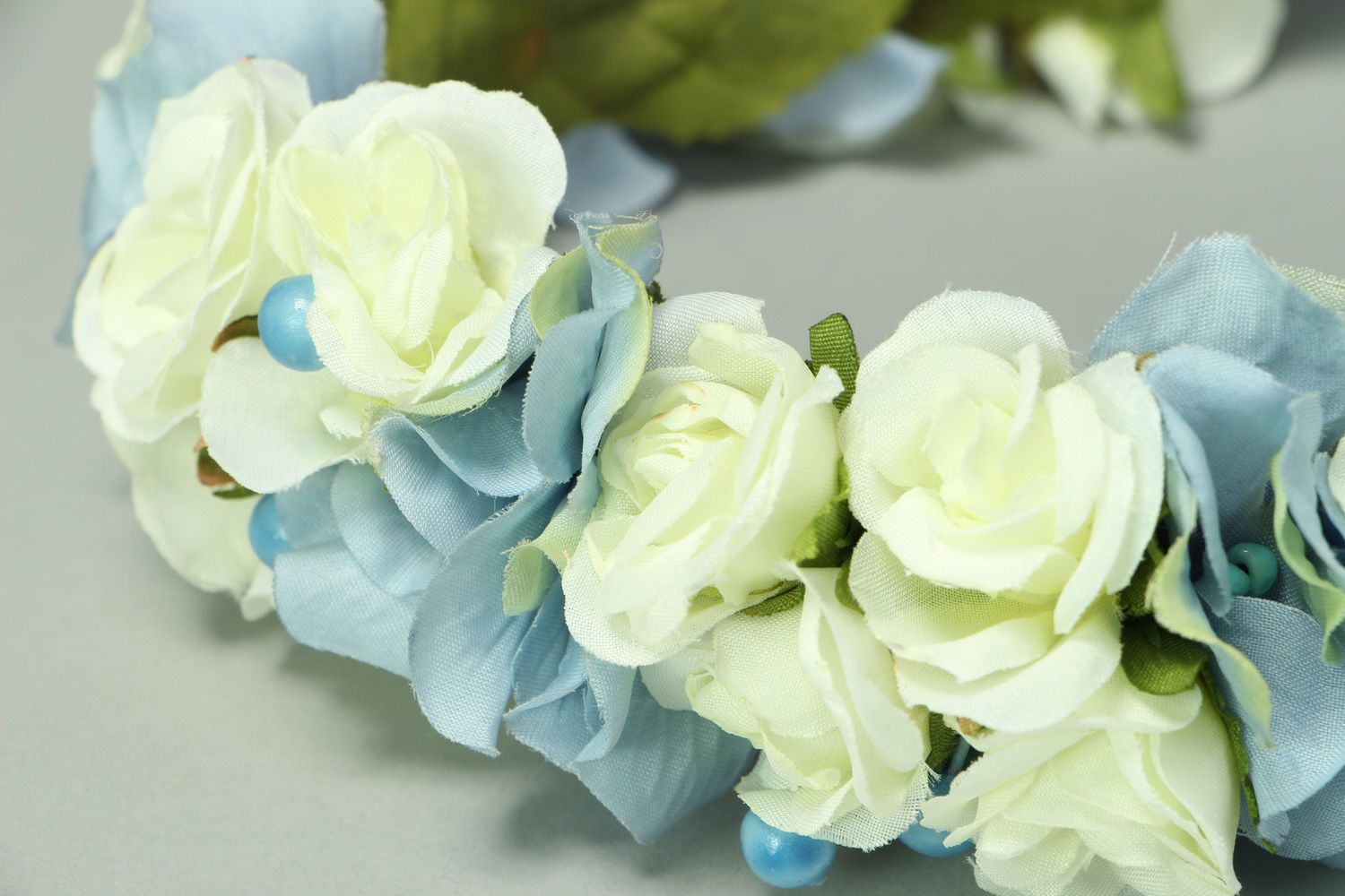 Haarreif mit blauen und weißen Blumen foto 5