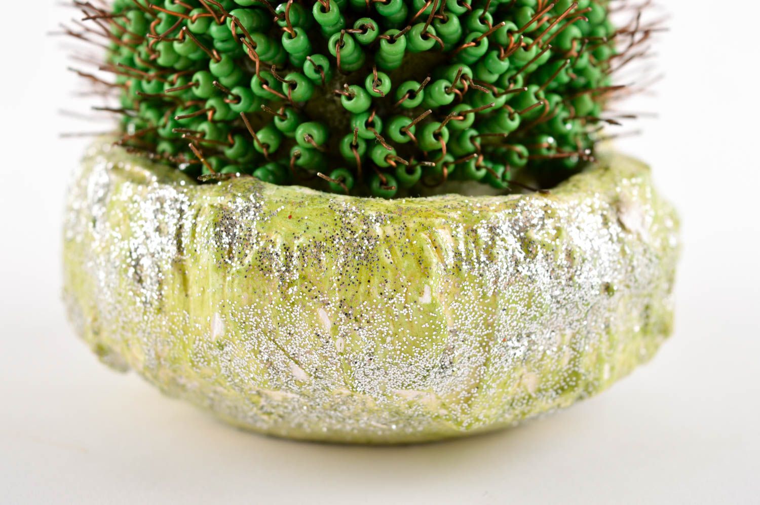 Planta decorativa hecha a mano arreglo con flores artificiales adorno de mesa foto 5