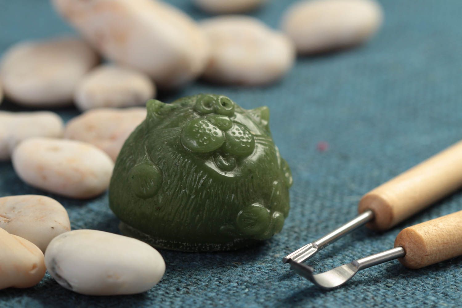 Статуэтка из полимерной смолы небольшая зеленая в виде кота ручной работы фото 1