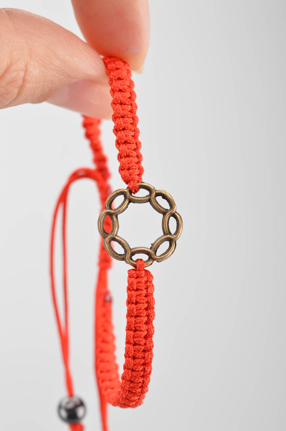 Красный браслет из шелковых ниток с круглой вставкой тонкий ручной работы фото 3