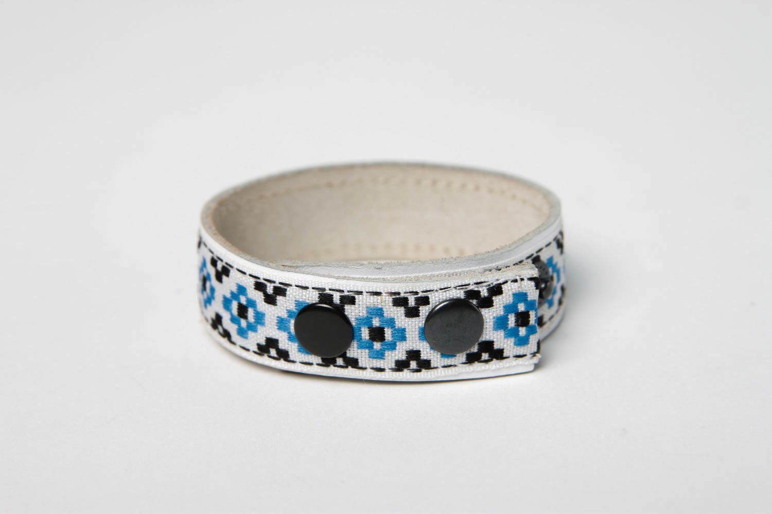 Handmade blaues Armband aus Leder Designer Schmuck Frauen Accessoire mit Muster foto 5
