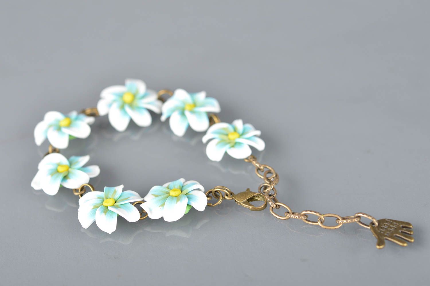 Schönes buntes elegantes feines handgemachtes Armband aus Polymerton mit Blumen foto 5