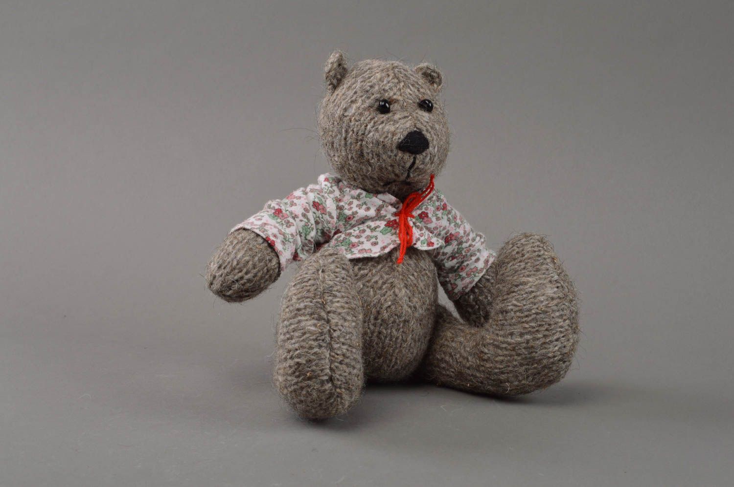 Petit jouet mou tricoté fait main gris ourson cadeau pour enfant et décoration photo 1