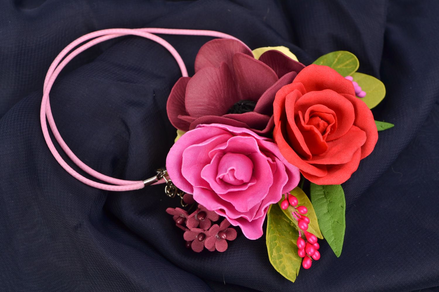 Collar artesanal de gamuza plástica con flores foto 1