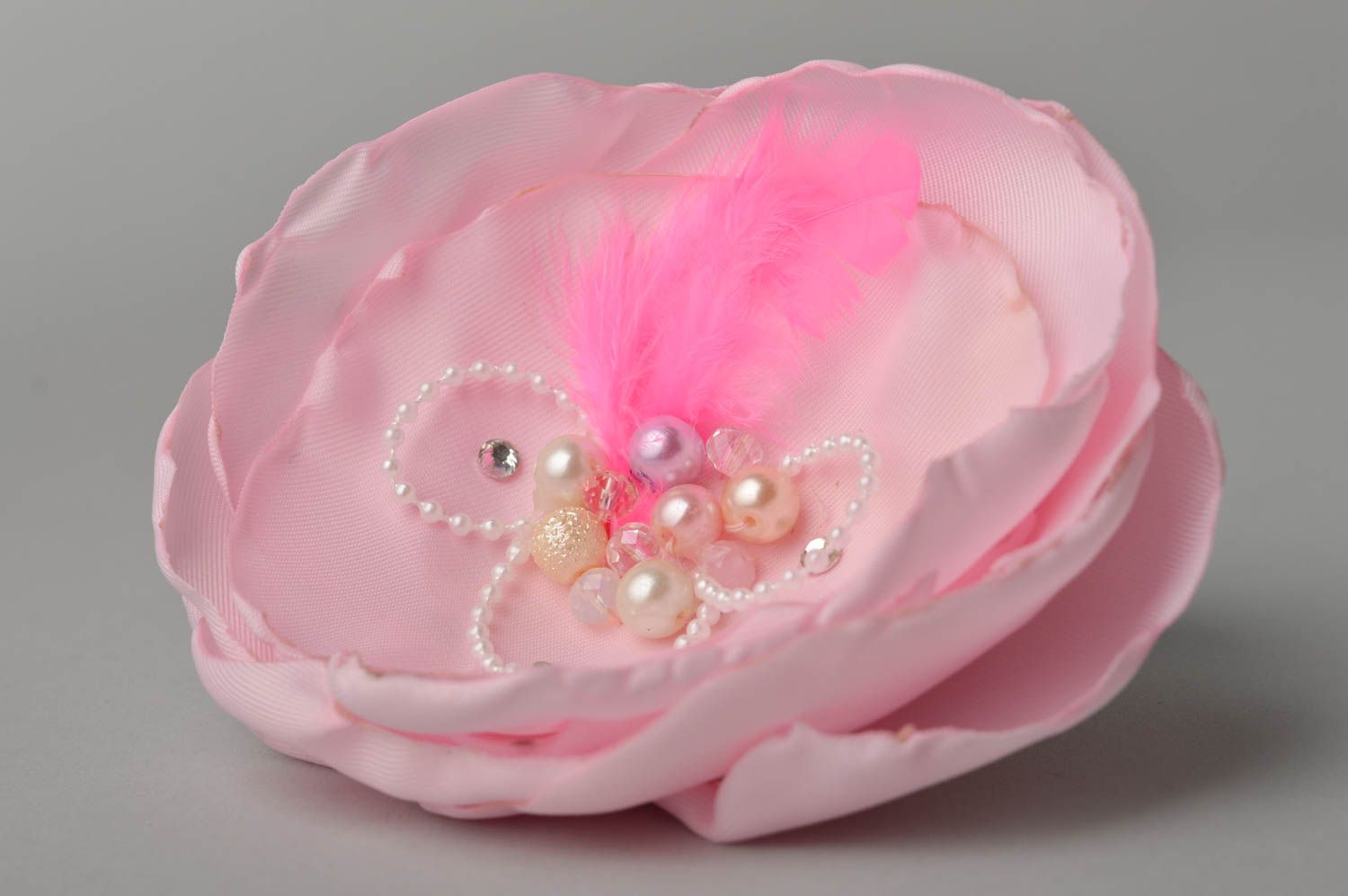 Broche Barrette fleur rose faite main en tissu avec plumes Accessoire femme photo 5