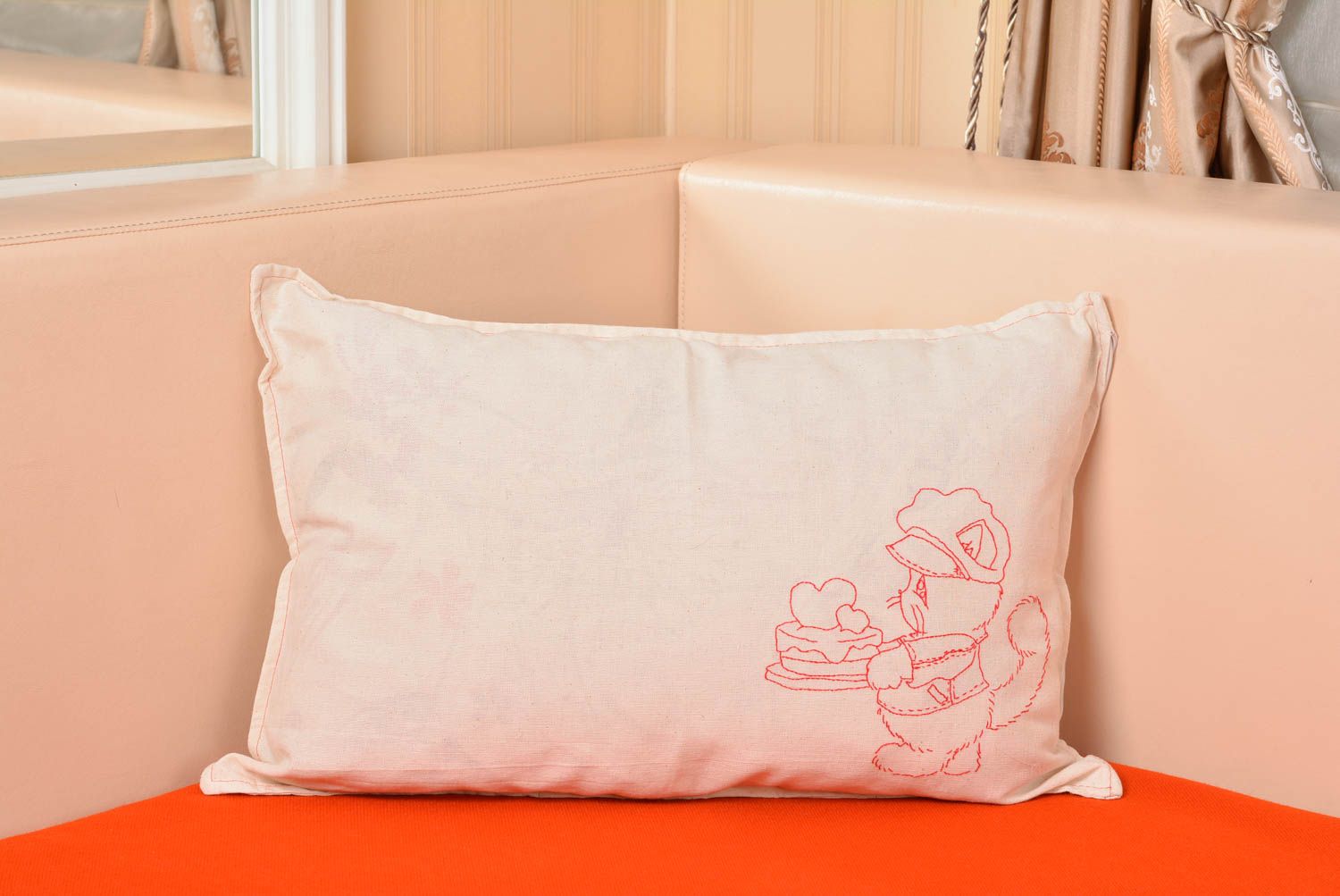 Funda para almohada artesanal de lino mezclado blanca con gatito bordado foto 1
