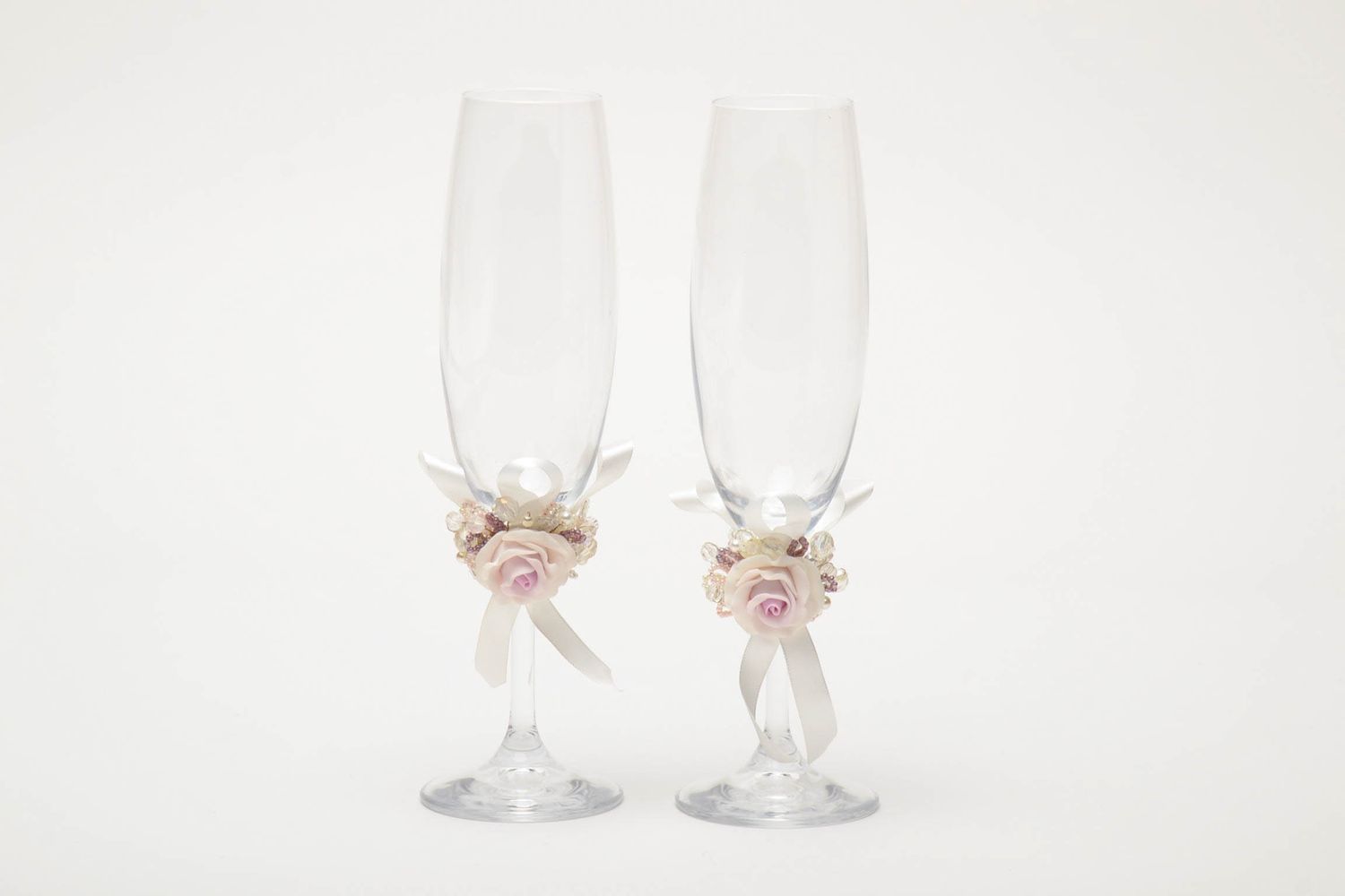 Flûtes en verre pour jeunes mariés avec fleurs en pâte polymère photo 2