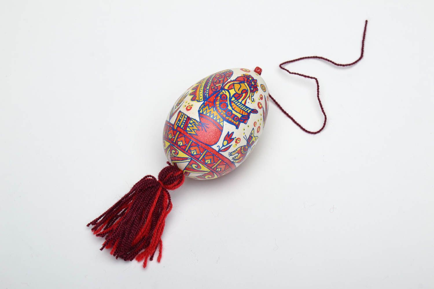 Oeuf décoratif de Pâques peint multicolore ethnique à accrocher fait à la main photo 2