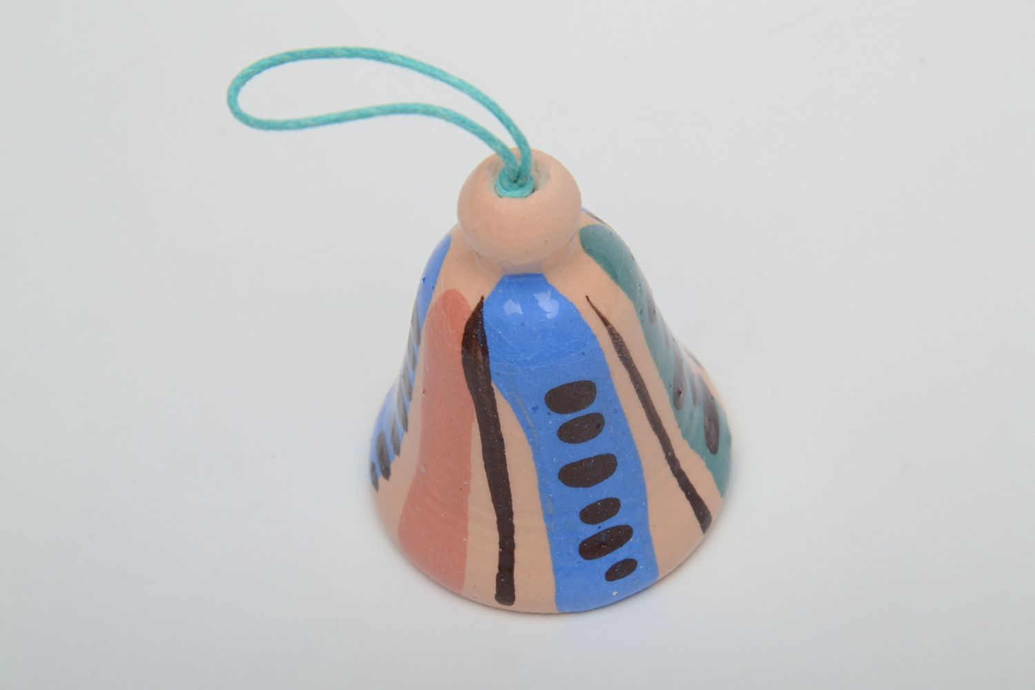 Колокольчик ручной работы из глины с росписью цветными эмалями интерьерная подвеска фото 3