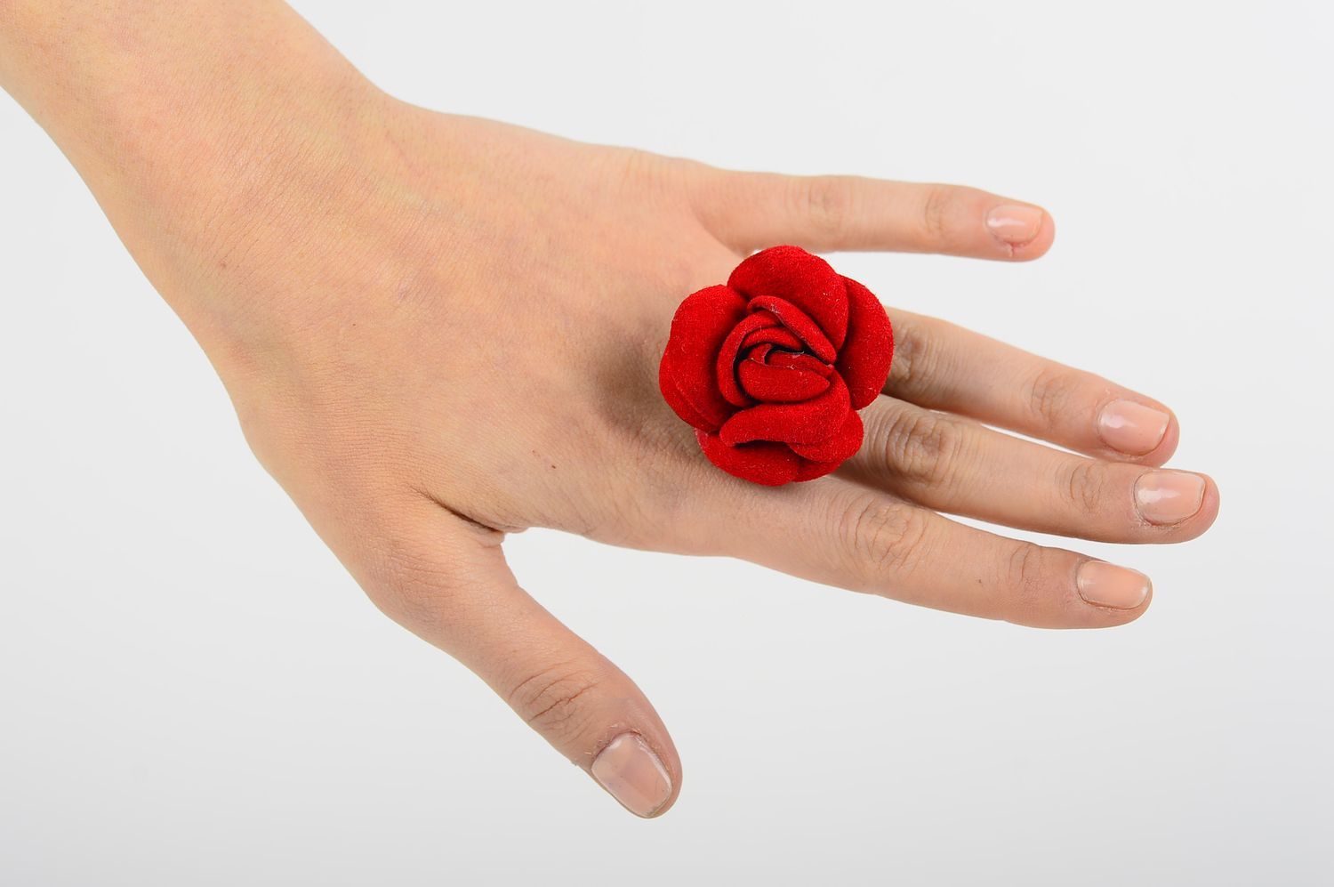 Кольцо ручной работы кольцо из кожи красное украшение из кожи роза красивая фото 1