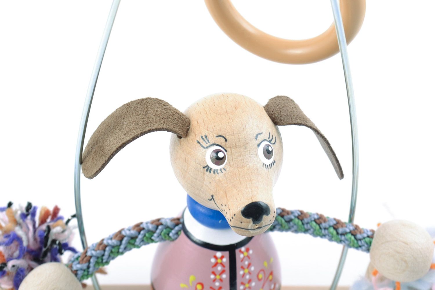 Nettes Öko Spielzeug Hund aus Holz mit der Schaukel handmade für Kinder Geschenk foto 3