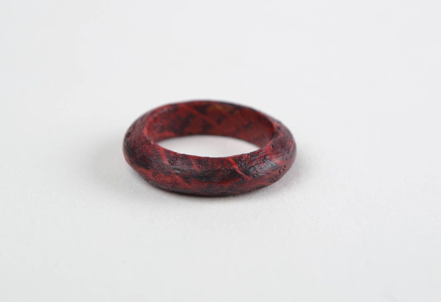 Деревянное кольцо красного цвета простое стильное оригинальное ручной рбаоты фото 3