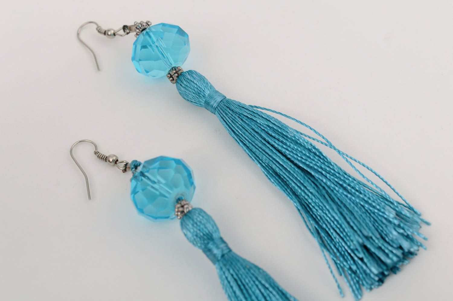 Longues boucles d'oreilles textiles franges perles de cristal bleues faites main photo 5