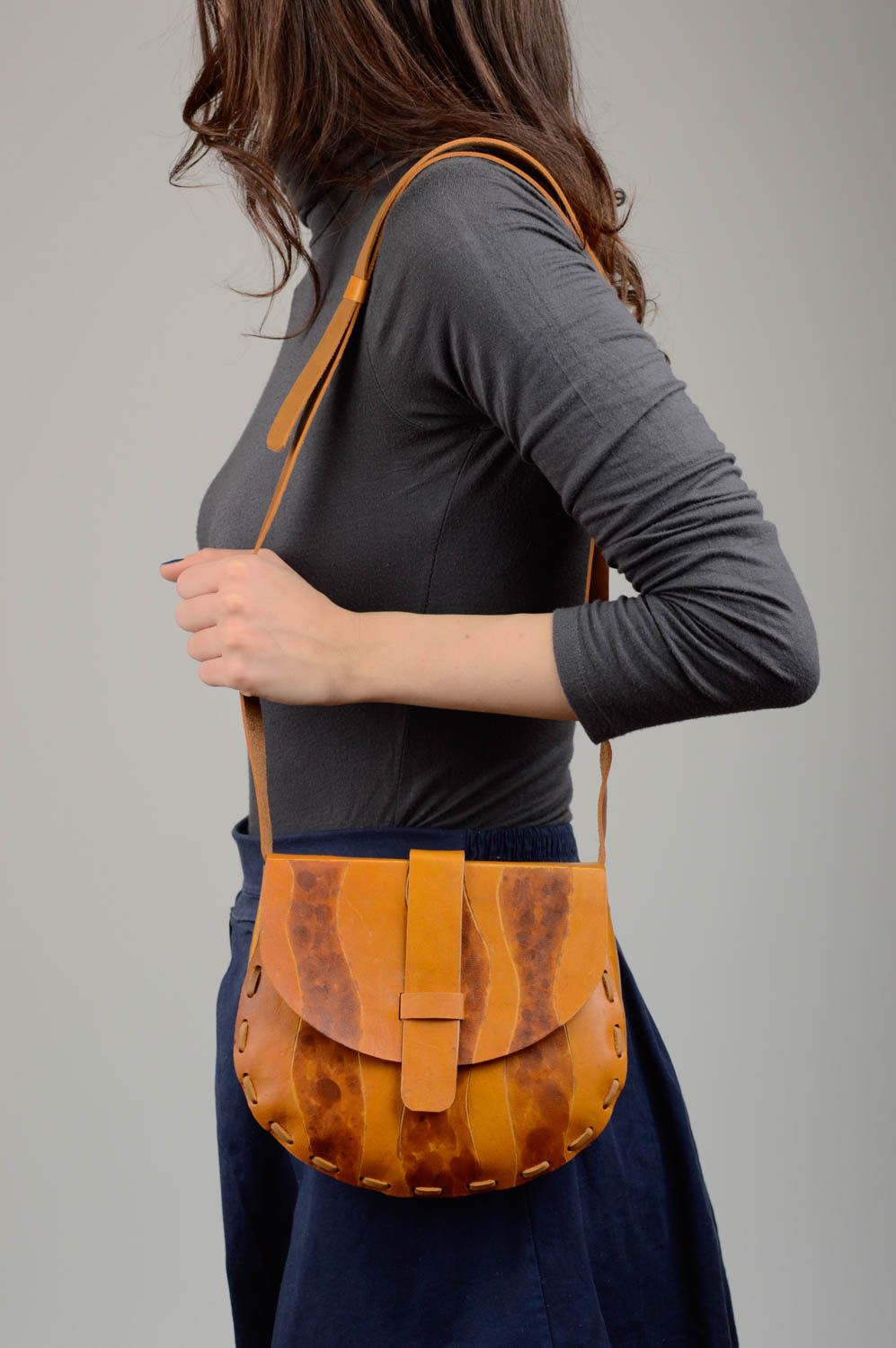 Сумка ручной работы небольшая кожаная сумка стильная красивая сумка через плечо фото 2