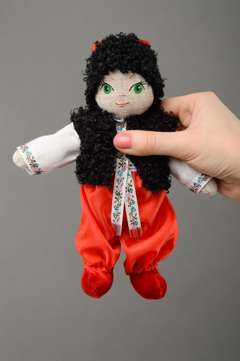 Мягкая кукла ручной работы в народном костюме фото 4