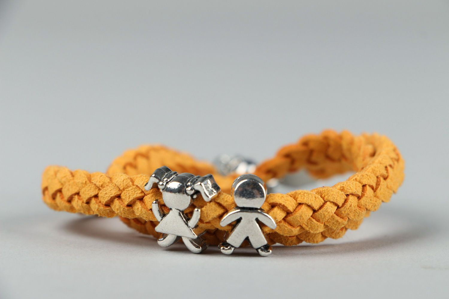 Bracelet tressé en daim orange fait main
 photo 3