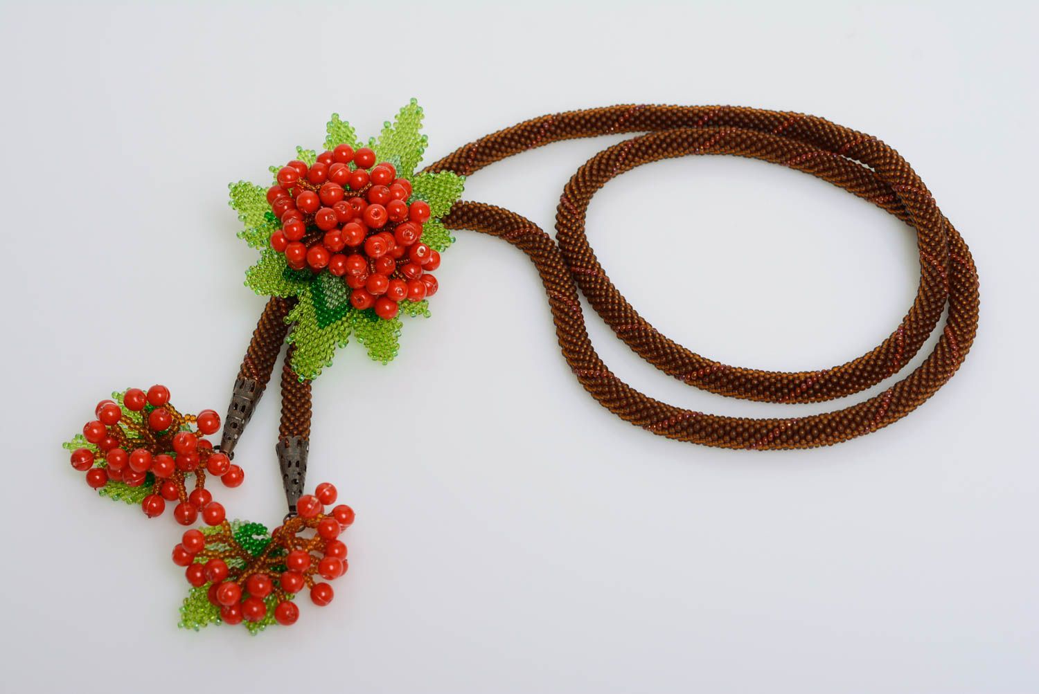 Жгут из бисера коричневый с красными ягодами красивый стильный ручная работа фото 3