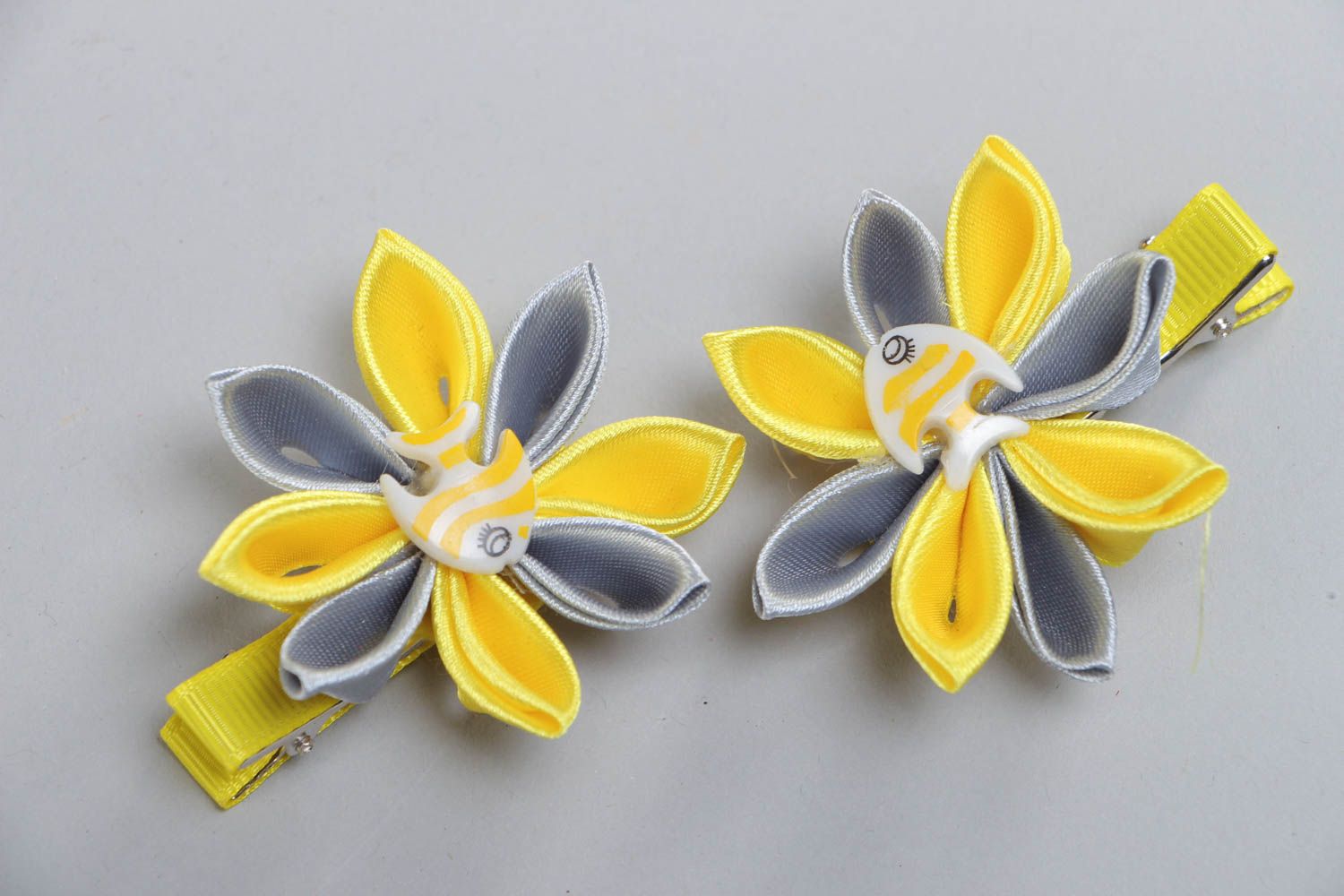 Set of handmade children's satin flower hair clips 2 pieces kanzashi photo 2